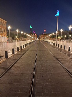 Quel etrange perspective...serait ce la ville de NICE...cette voie est deserte pourtant...qu'en pensez vous ?...